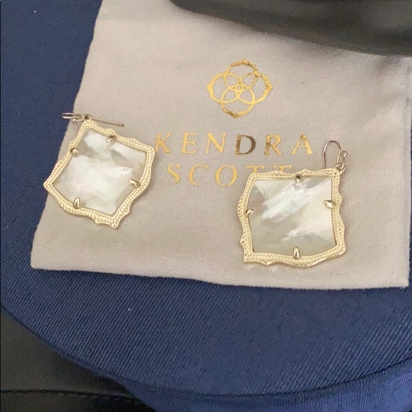 Kendra Scott Jewelry - Kirsten drop pierced earrings 🎈🎈🎈🎁